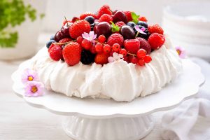 Pavlova Dessert mit Mascarpone Sahne und frischen Beerenfrüchten