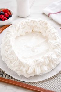 geschlagenes Eiweiß mit Spritzbeutel zu einer Pavlova aufspritzen