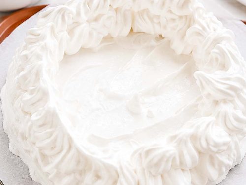 geschlagenes Eiweiß mit Spritzbeutel zu einer Pavlova aufspritzen