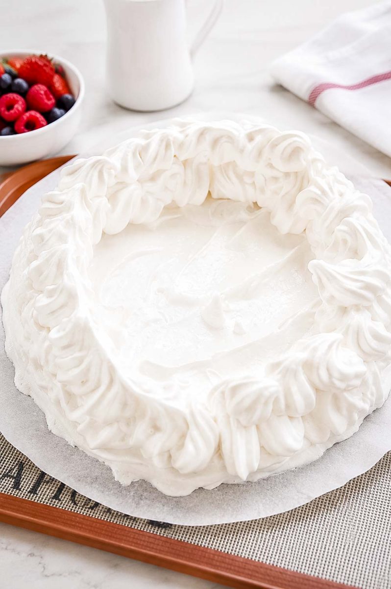 geschlagenes Eiweiß mit Spritzbeutel zu einer Pavlova aufspritzen