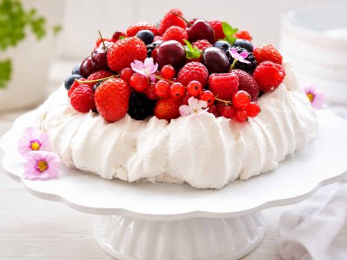 Pavlova Dessert mit Mascarpone Sahne und frischen Beerenfrüchten