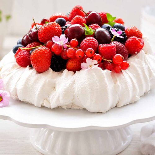 Pavlova Dessert mit Mascarpone Sahne und frischen Beerenfrüchten