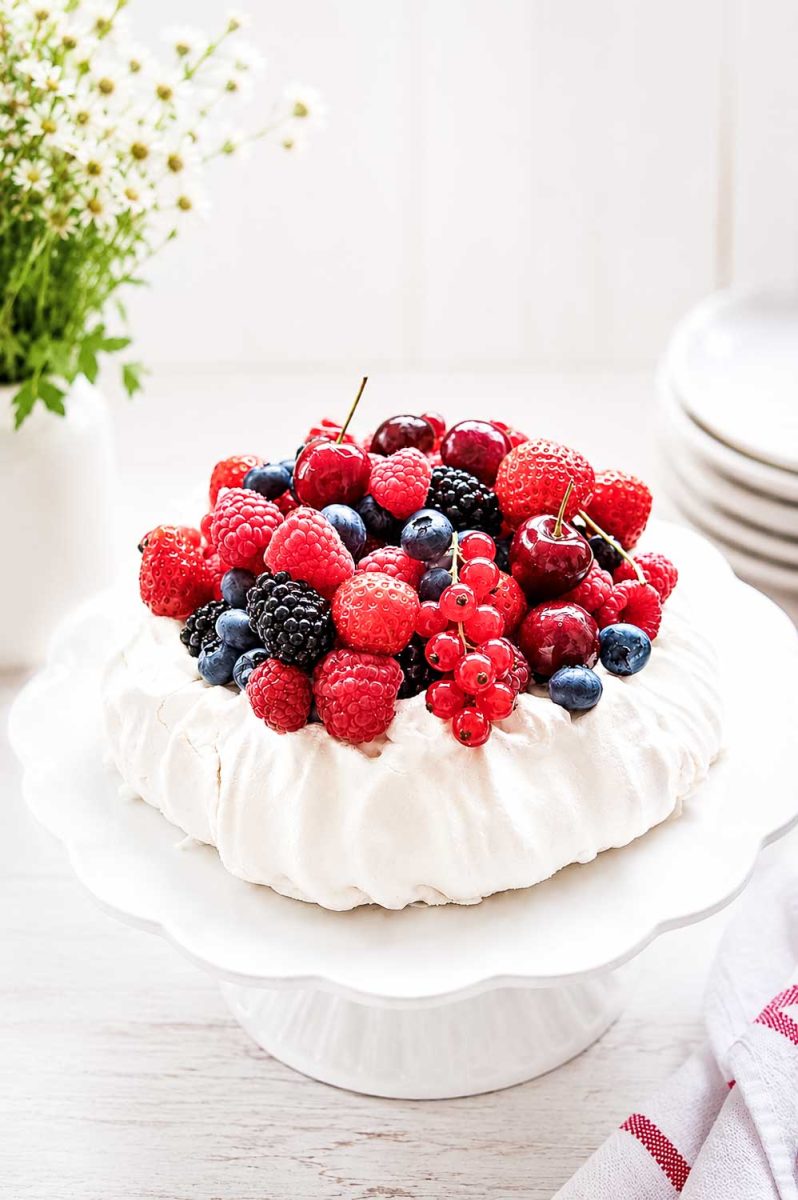 Pavlova Rezept mit frischen Beerenfrüchten