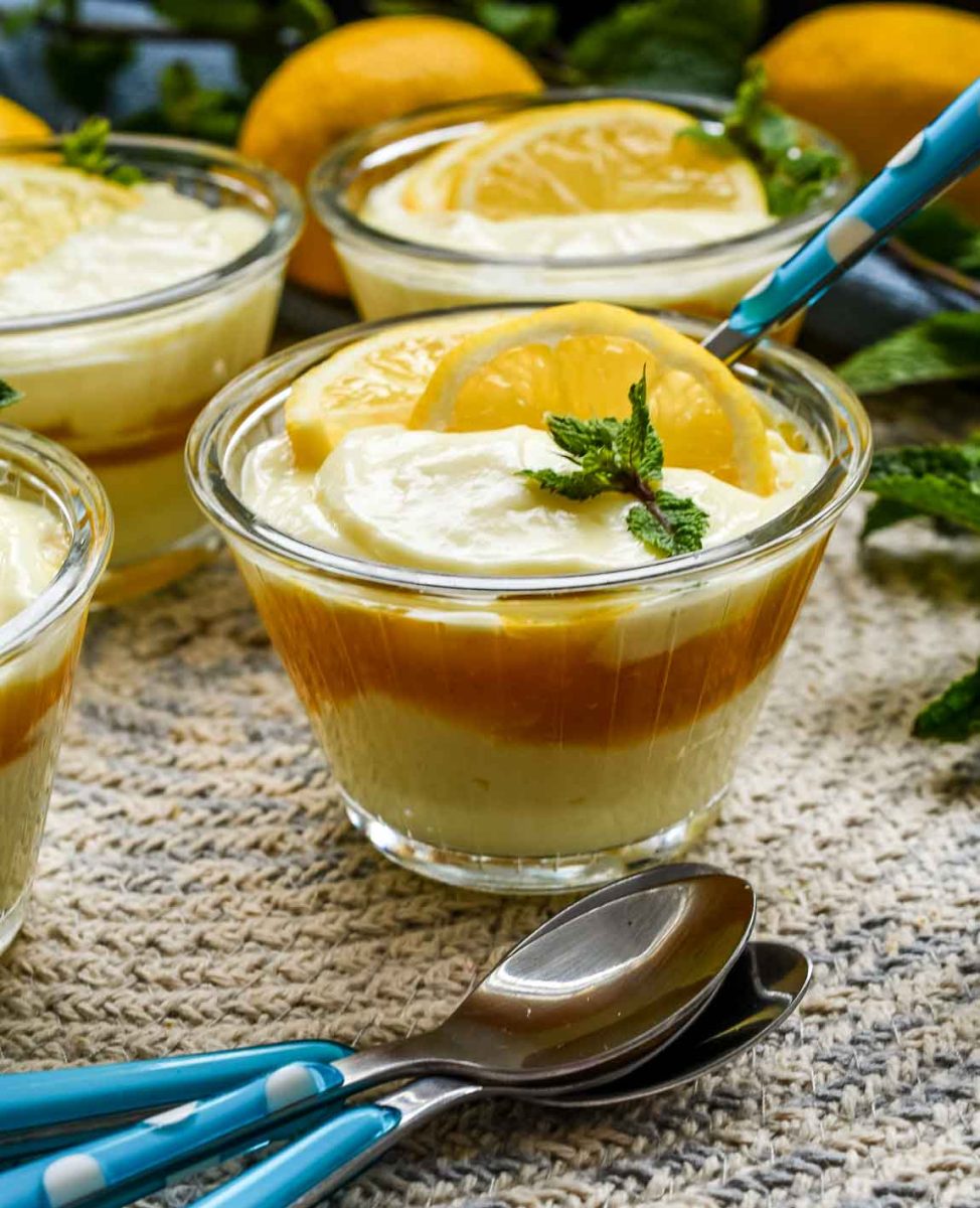Zitronenquark mit Lemon Curd im Glas geschichtet