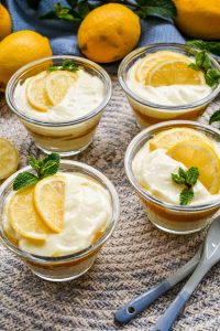 Zitronenquark mit Lemon Curd im Glas geschichtet