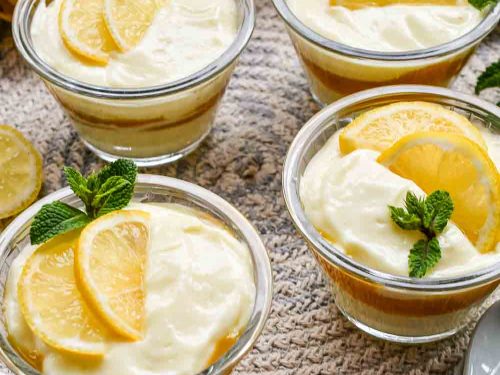 Zitronenquark mit Lemon Curd im Glas geschichtet