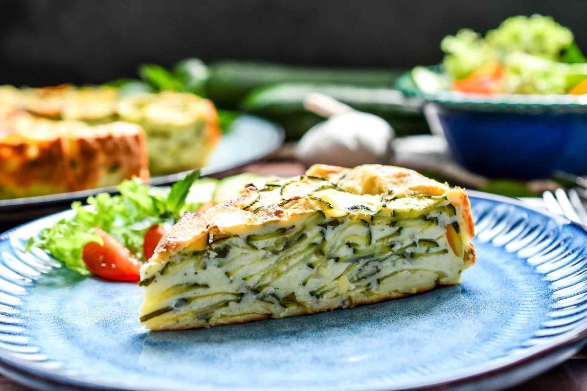 Herzhafte Zucchiniquiche ohne Boden mit Parmesan und Minze 