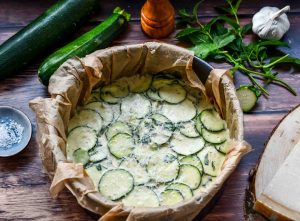 Zucchini Gemüsekuchen in Springform vor dem Backen