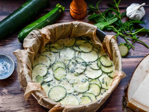 Zucchini Gemüsekuchen in Springform vor dem Backen
