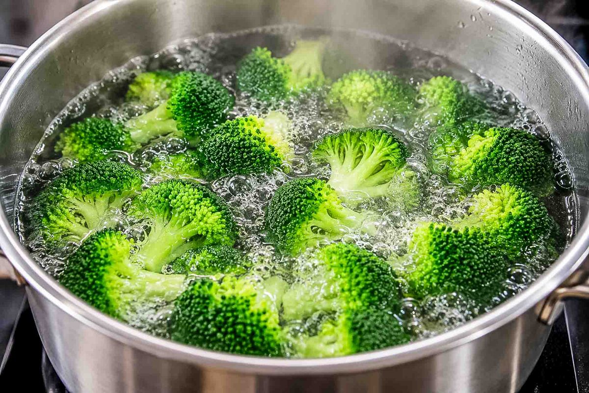 Brokkoli Röschen blanchieren in kochendem Wasser 