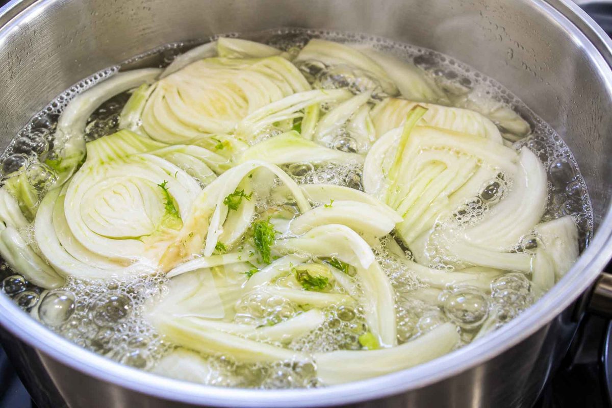 Frischen Fenchel in kochendem Wasser blanchieren
