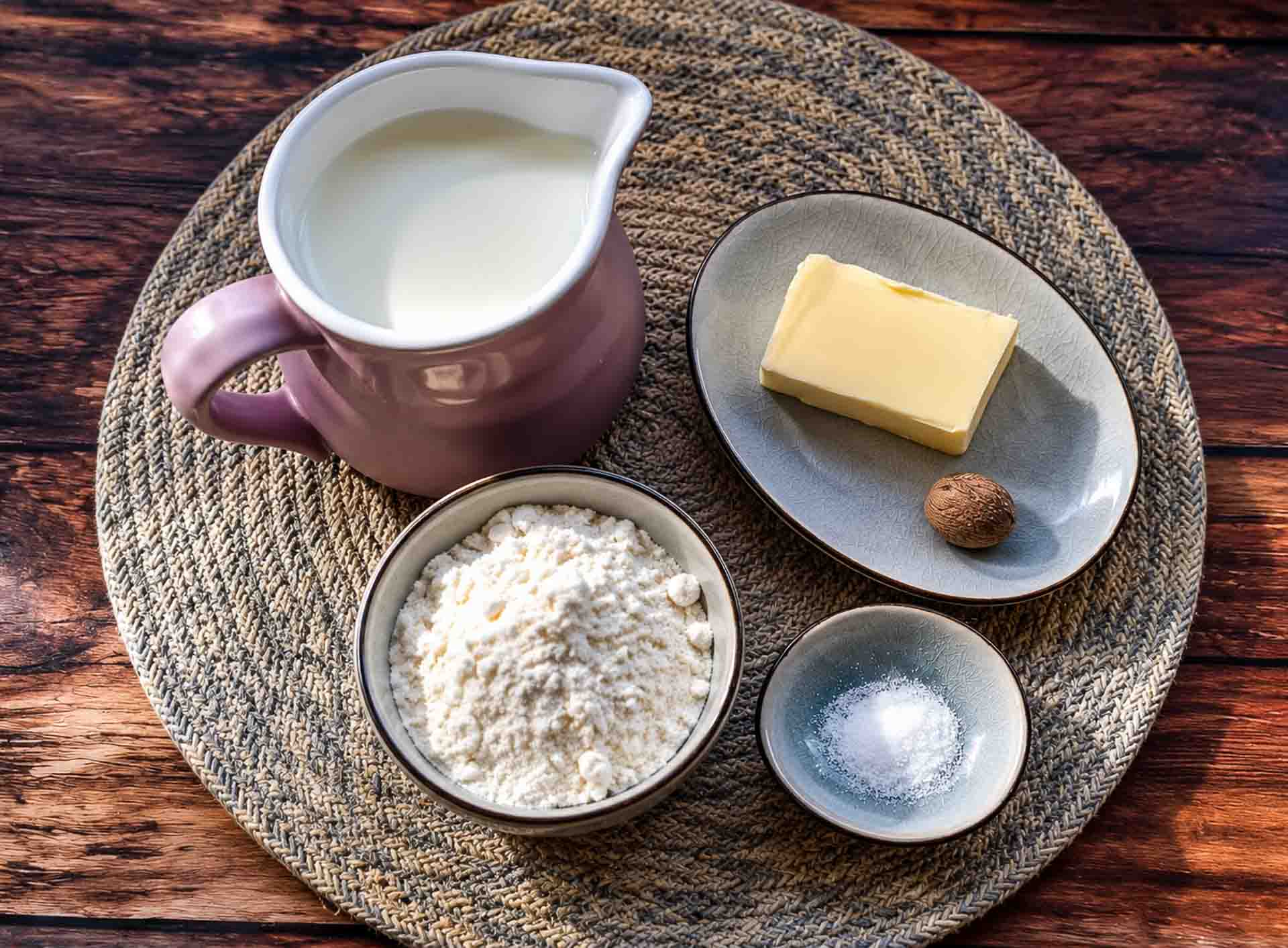 Zutaten Mehlschwitze Rezept, Mehl, Butter, Milch, Salz und Muskat