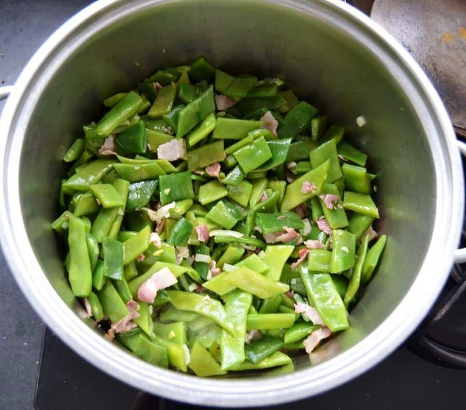 grüne Bohnen mit Speck und Zwiebel braten