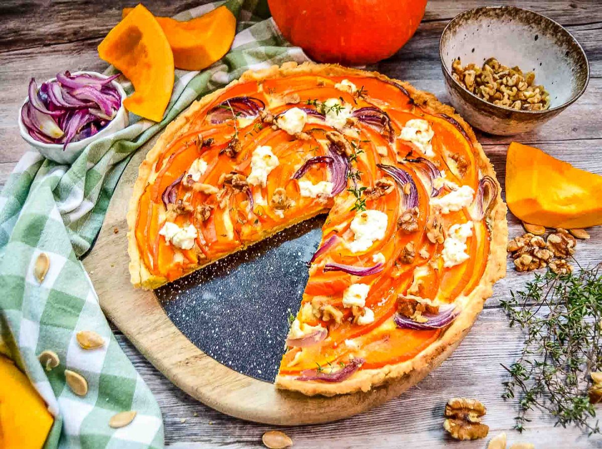 Kürbisquiche mit Walnüssen, Ziegenkäse und roten Zwiebeln