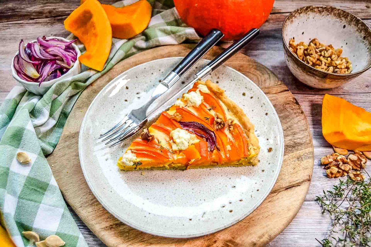 Herbstliche Quiche mit Hokkaido Kürbis, Walnüssen, Ziegenkäse und Zwiebel