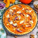 Herbstliche Kürbis Quiche mit Ziegenkäse, Honig und Walnüssen