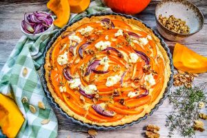 Herbstliche Kürbis Quiche mit Ziegenkäse, Honig und Walnüssen