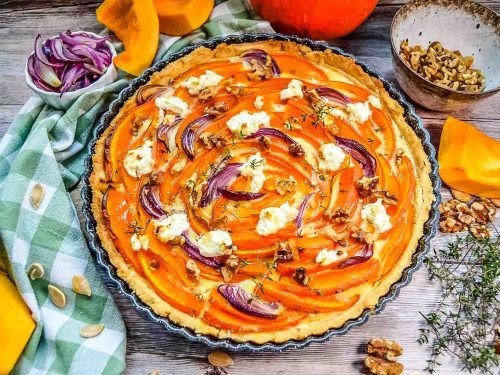 Herbstliche Kürbis Quiche mit Ziegenkäse, Honig und Walnüssen
