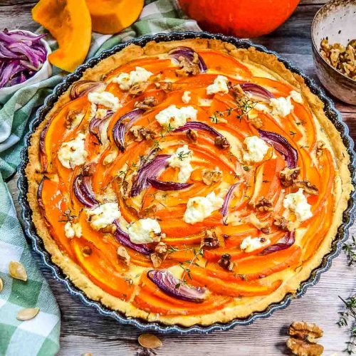 Herbstliche Kürbis Quiche mit Ziegenkäse, Honig und Walnüssen