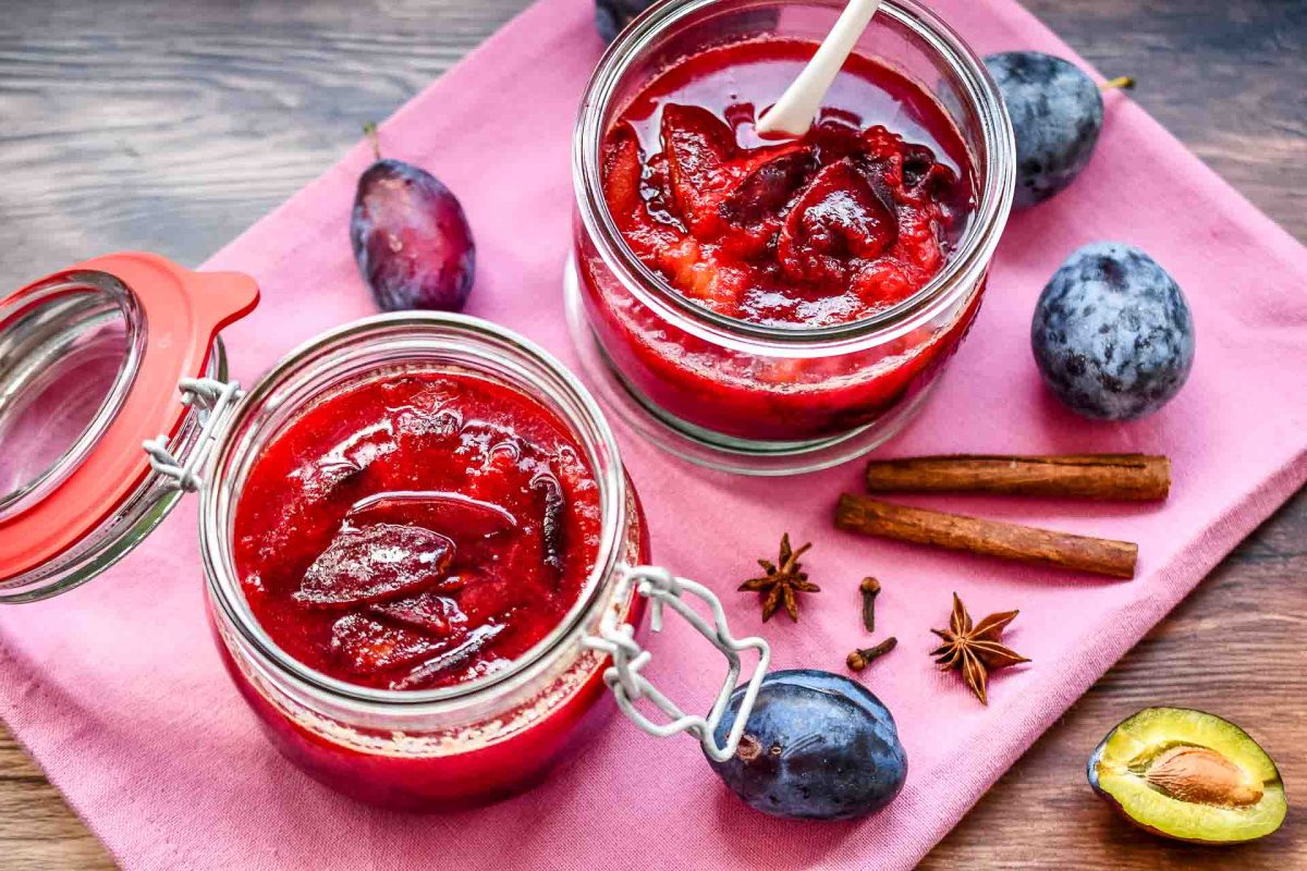 Omas einfaches Pflaumenkompott Rezept mit Zimtstange
