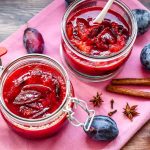 Omas einfaches Pflaumenkompott Rezept mit Zimtstange