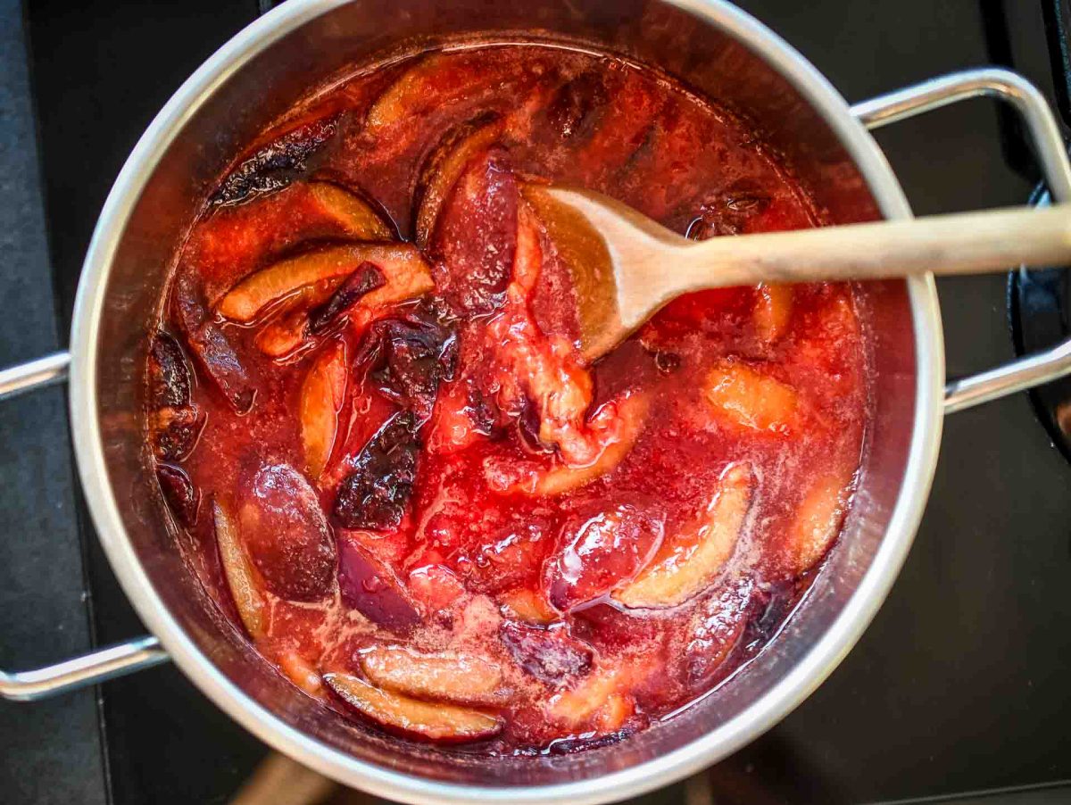 Pflaumenkompott kochen