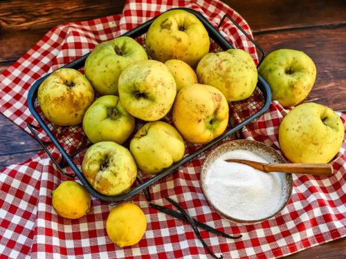 Zutaten Quitten, Gelierzucker, Vanilleschote und Zitrone für Quittenmarmelade
