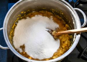 Quitten mit Gelierzucker zur Marmelade