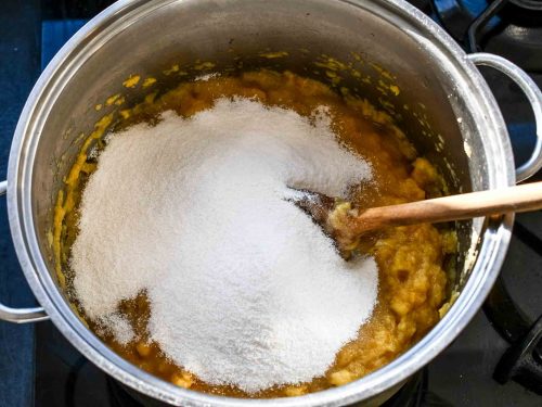 Quitten mit Gelierzucker zur Marmelade