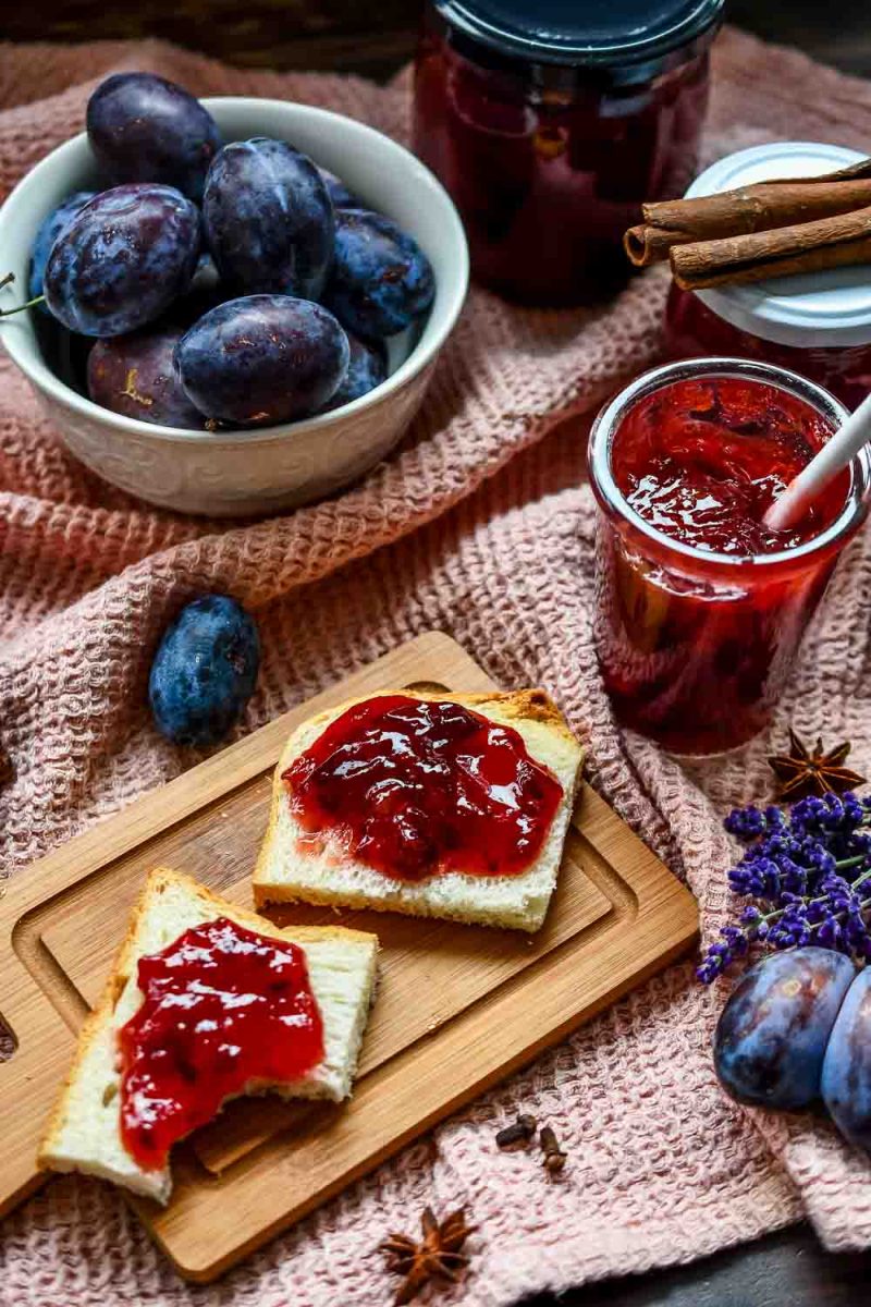 fruchtige Zwetschgenmarmelade auf Brot 